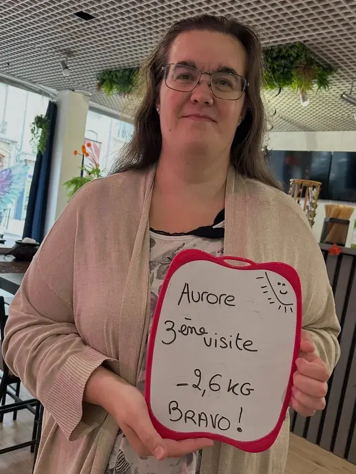 Aurore avec son ardoise : 3e visite : −2,6 kg. Bravo !
