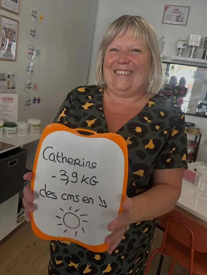 Catherine avec son ardoise : −3,9 kg, et des centimètres en moins.