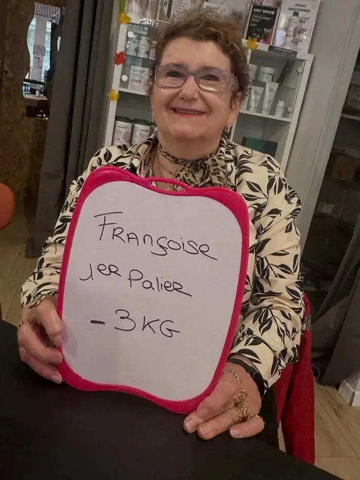 Françoise avec son ardoise : 1er palier : −3 kg. Sa 1re étoile au mur.