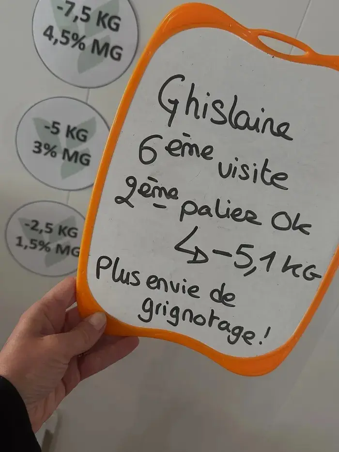 Ghislaine avec son ardoise : 6e visite, 2e palier : −5,1 kg. « Plus envie de grignotage ! »