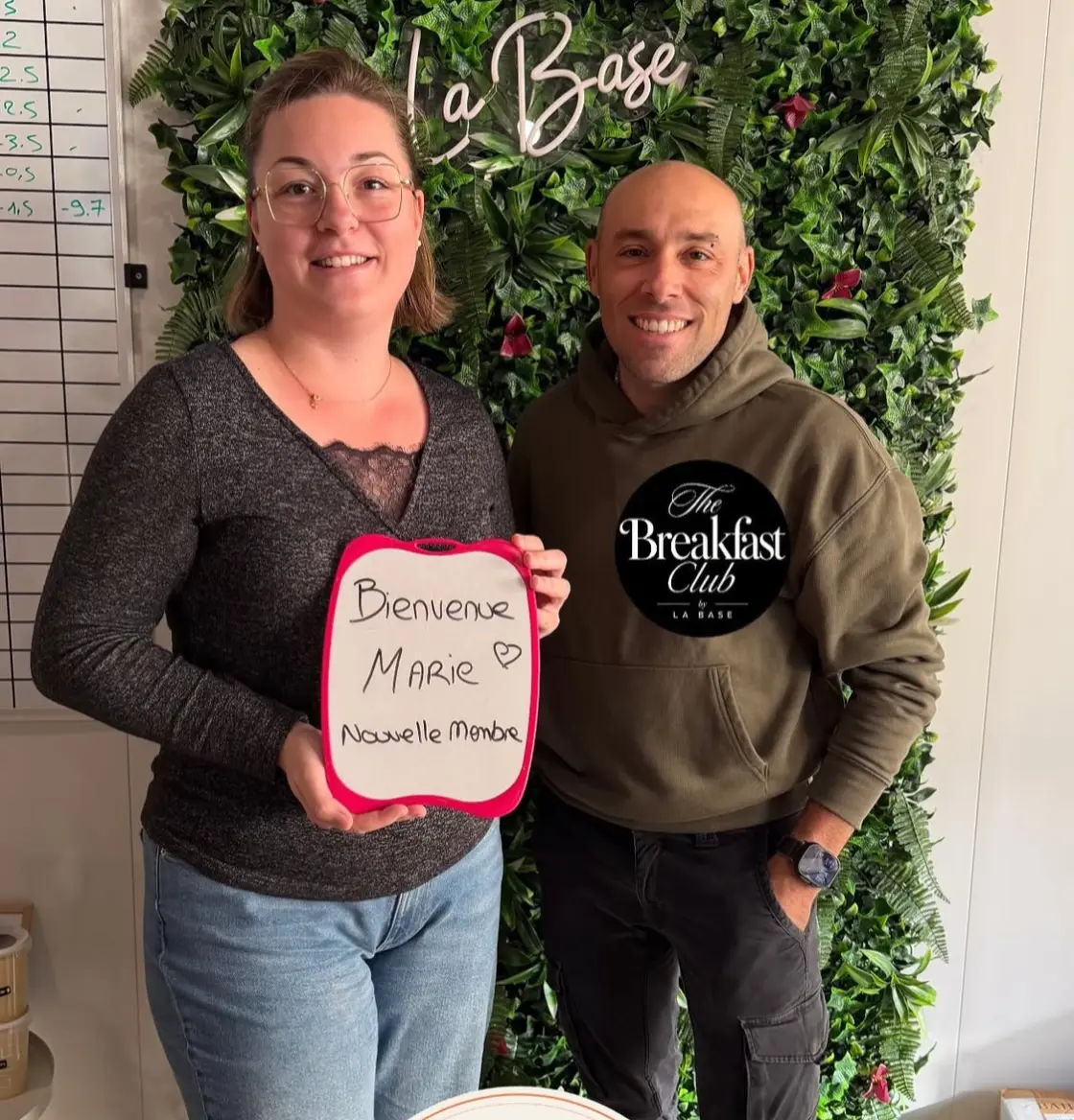 Marie avec son ardoise : Bienvenue Marie, nouvelle membre du club !