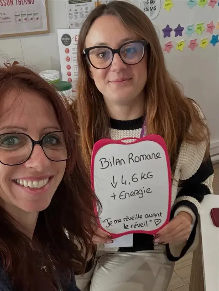 Romane avec son ardoise : Bilan : −4,6 kg, + énergie. « Je me réveille avant le réveil. »