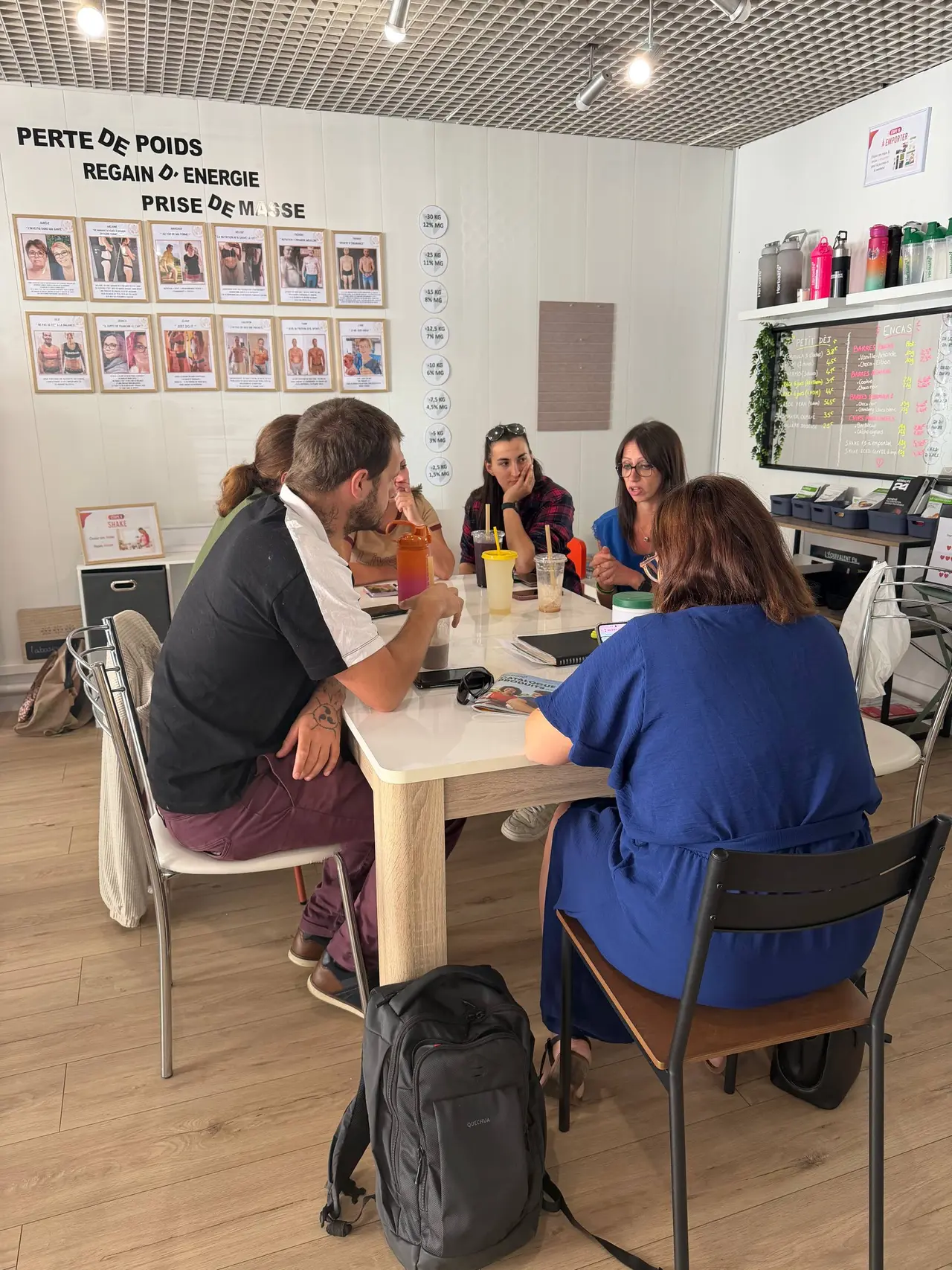 L'équipe du club attablée un matin, autour des boissons du rituel.